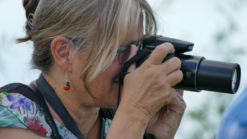 Vogelflüsterin beim Fotografieren
