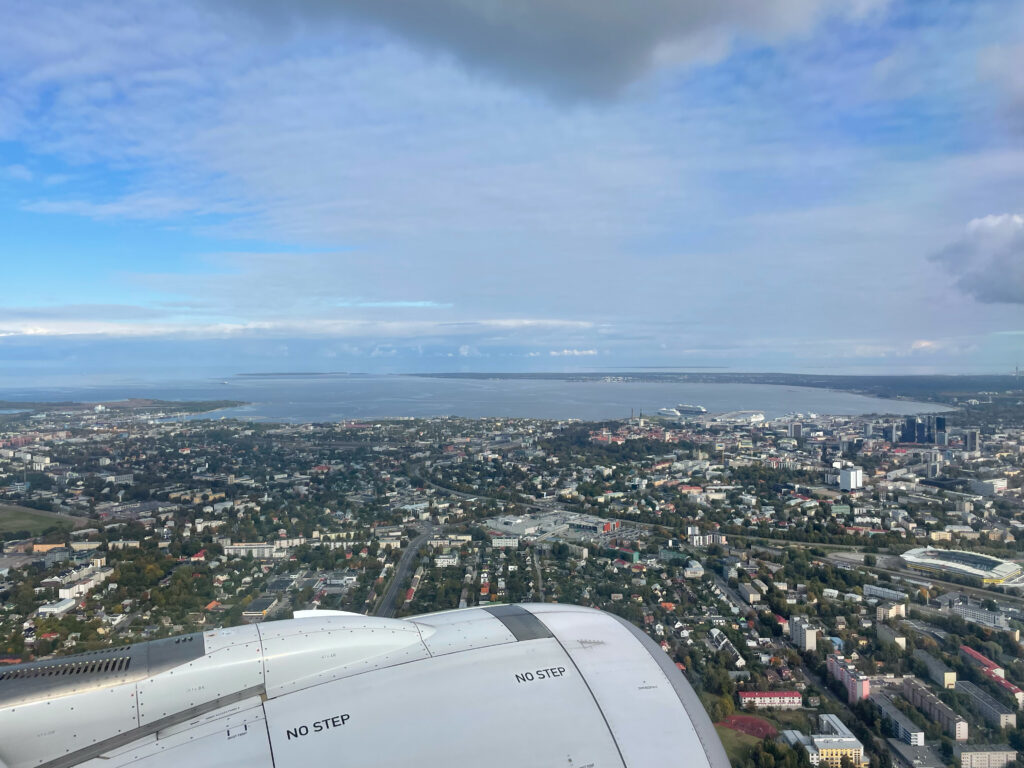 Blick aus dem Flugzeug beim Landeanflug auf Tallinn